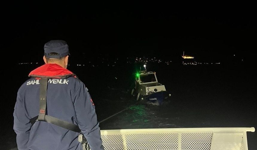 Çanakkale'de sürüklenen teknedeki 3 kişi kurtarıldı