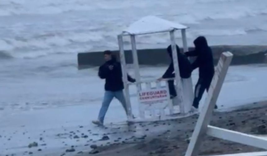 Cankurtaran kulübesini denize atmak isteyen 3 çocuğa polis müdahalesi