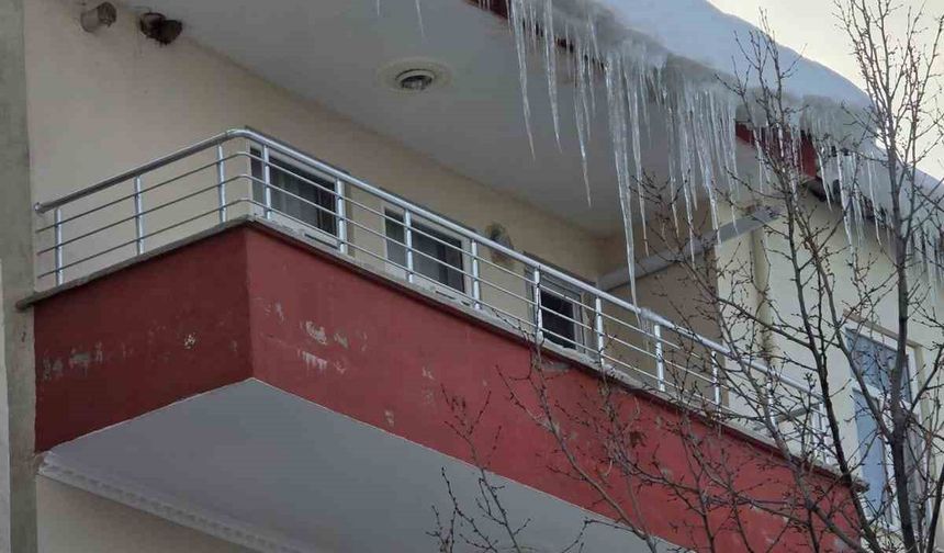 Çatılardaki buz kütleleri tehlike saçıyor