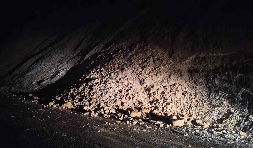 Çaycuma'da heyelan trafik akışını durdurdu