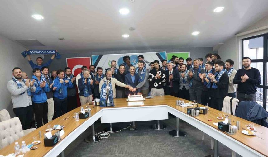 Çayırova Belediye Başkanı Çiftçi, şampiyon basketbolcularla bir araya geldi