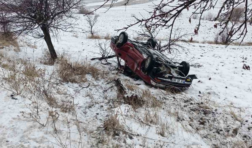Çorum'da ağaca çarpan otomobil takla attı: 4 yaralı