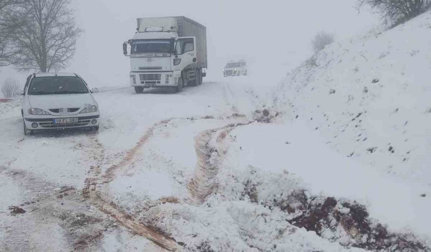 Çorum'da mahsur kalan araçlar için ekipler seferber oldu