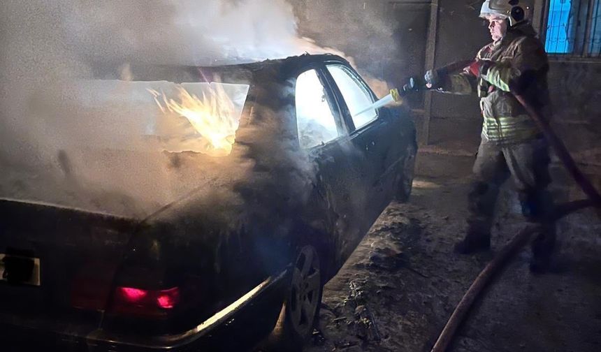 Defne'de otomobil alevlere teslim oldu