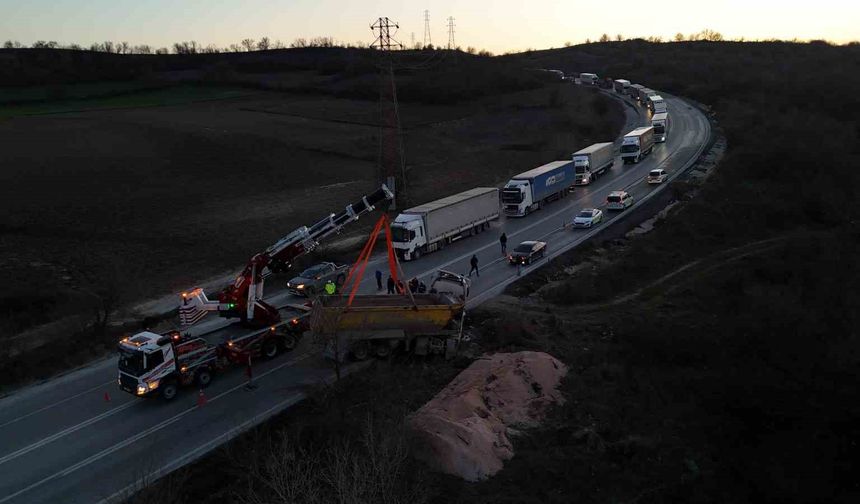 Devrilen hafriyat kamyonu uluslararası yolda trafiği felç etti