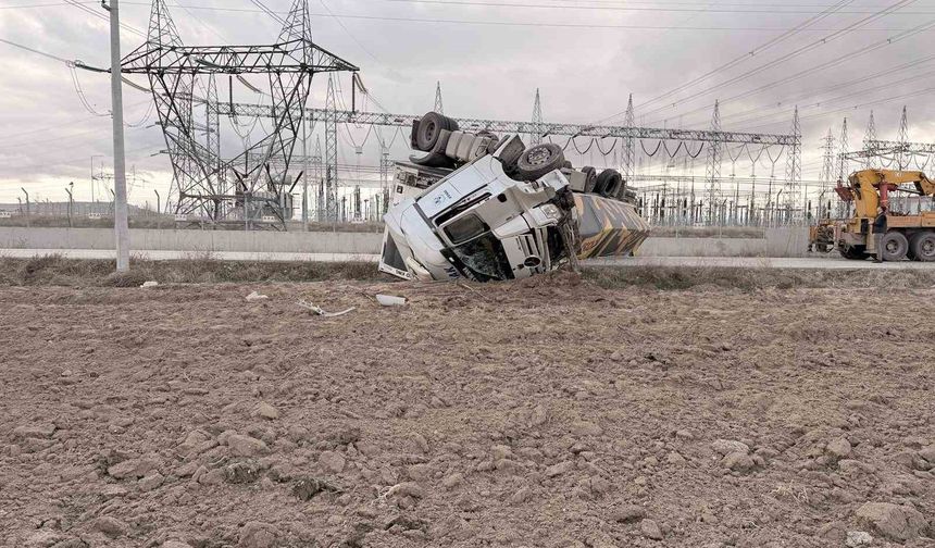 Devrilen tır karayolunu ulaşıma kapattı