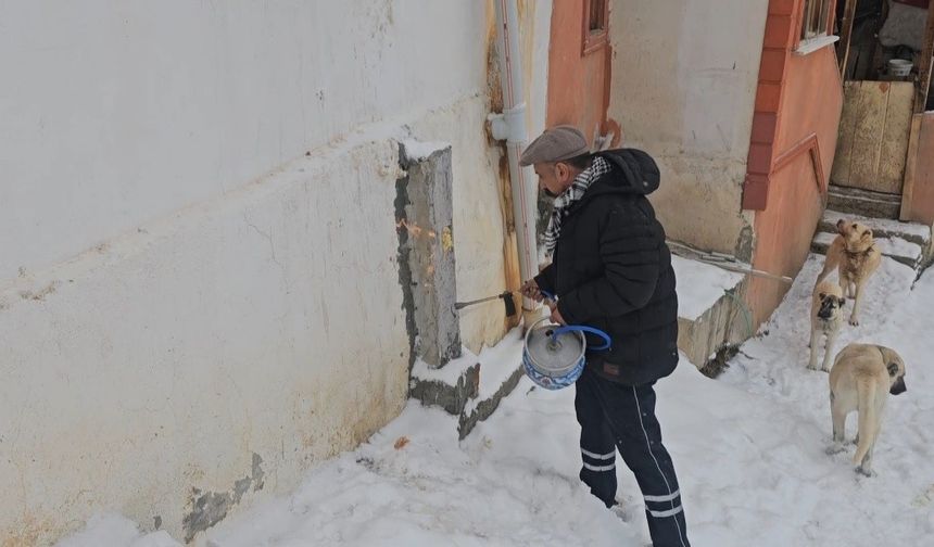 Doğu buz kesti: Donan su şebekeleri pürmüzle ısıtılmaya çalışıldı