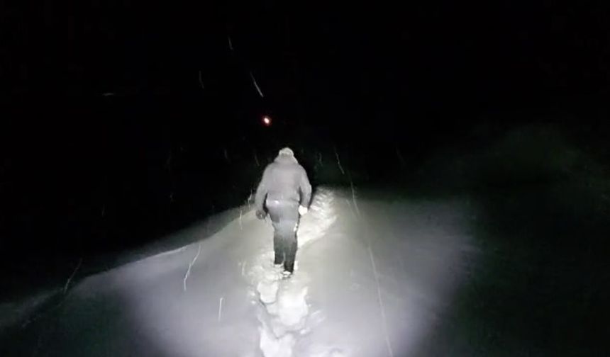 Ekipler yoğun sis ve kar altında 3 kilometre yürüyüp hastaya ulaştı