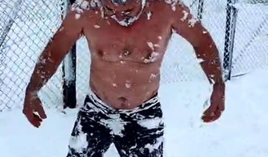 Eksi 15 derecede kar banyosu yaptı