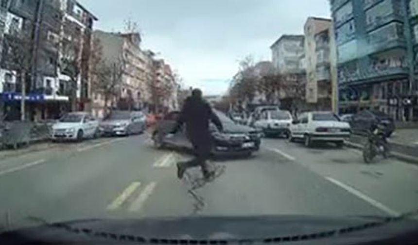 El frenini çekilmeyen araç hareket etti, başka bir sürücü koşarak el frenini çekti