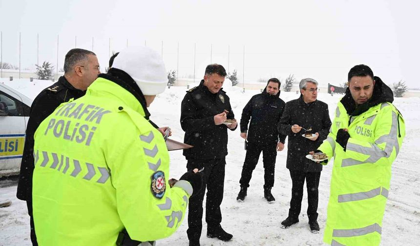 Erzincan Emniyet Müdürü Baybaba'dan kar mesaisindeki personele ziyaret