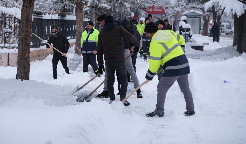 Erzincan kent merkezinde karla mücadele çalışmaları sürüyor