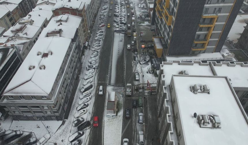 Esenyurt'ta kar yağışı etkili oluyor, beyaza bürünen bölge havadan görüntülendi