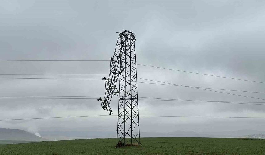 Gerilim hattındaki hırsızlıkta direkler devrildi, alternatif hatlar sayesinde ilçe elektriksiz kalmadı