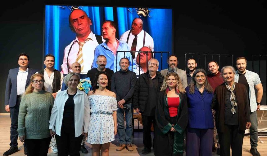 Gömeç Kent Tiyatrosu izleyenleri kahkahaya boğdu