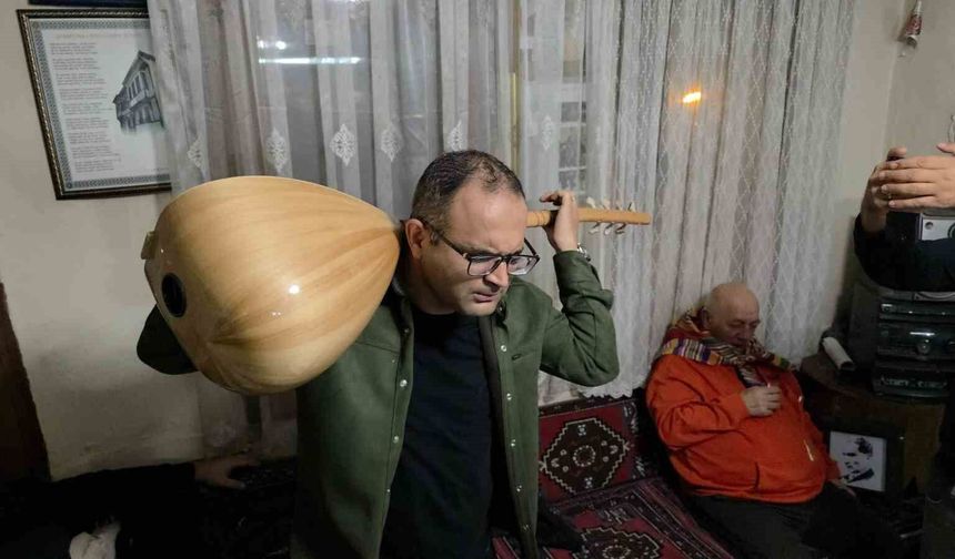 Görme engelli sanatçı sazı ensesinde çalıyor