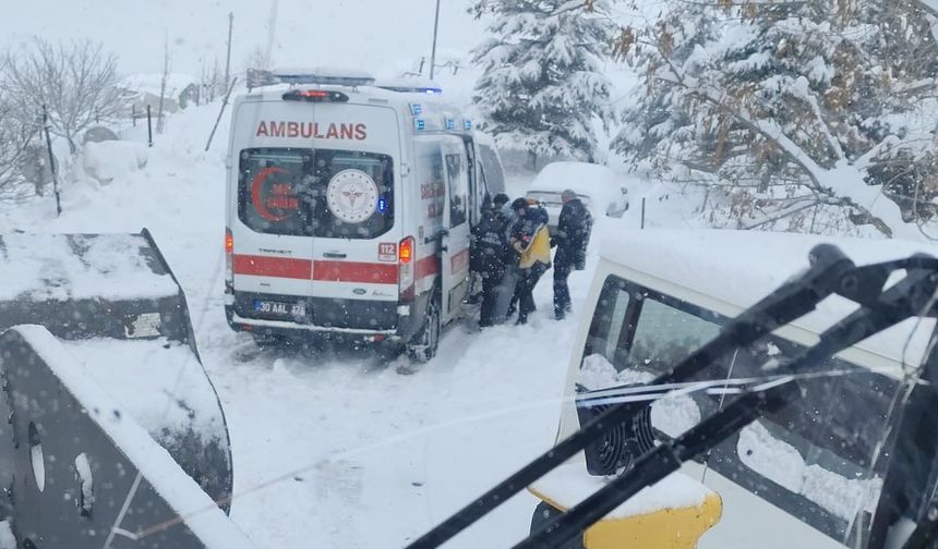 Hakkari'de yolda kalan ambulansın imdadına ekipler yetişti