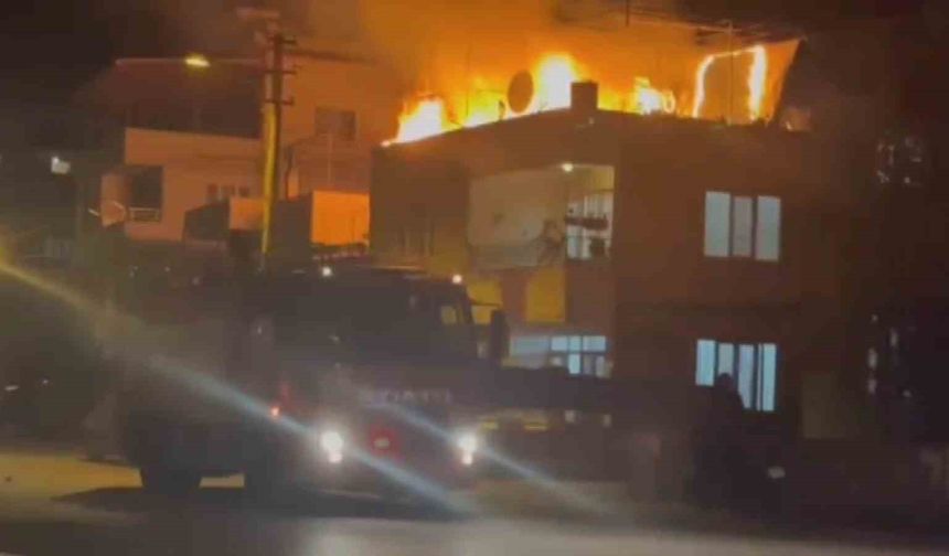 Hatay'da müstakil evin damı alevlere teslim oldu