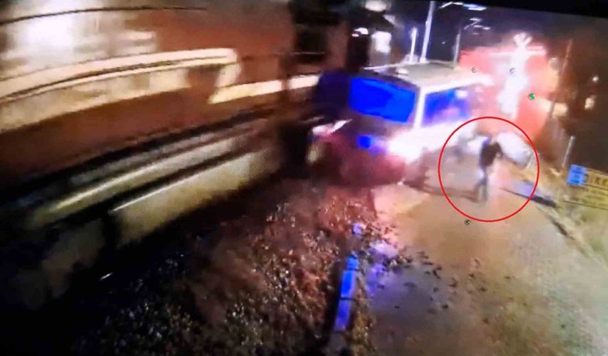 Hemzemin geçitte mahsur kalan dolmuşa tren çarptı, sürücü saniyelerle kurtuldu... Feci kaza kamerada