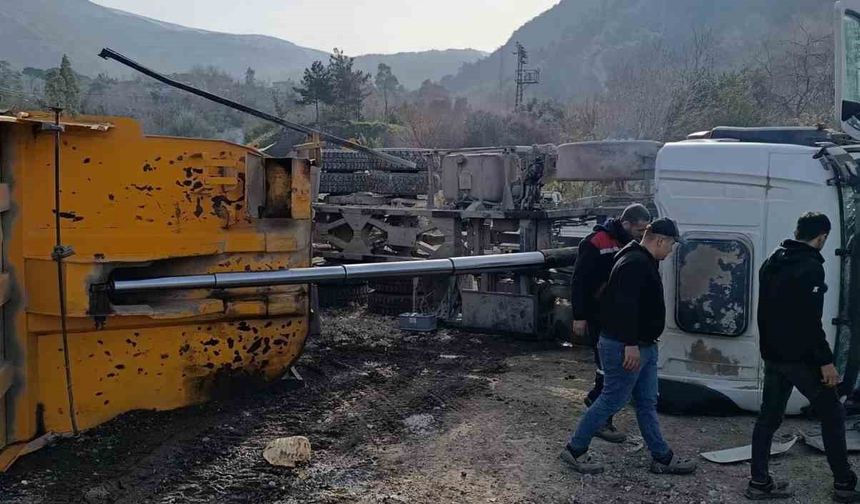 İskenderun'da devrilen hafriyat kamyonunun sürücüsü yaralandı