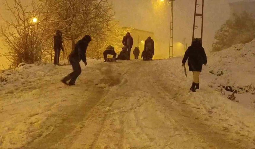 İstanbul'da kar sonrası sokaklar oyun alanına döndü