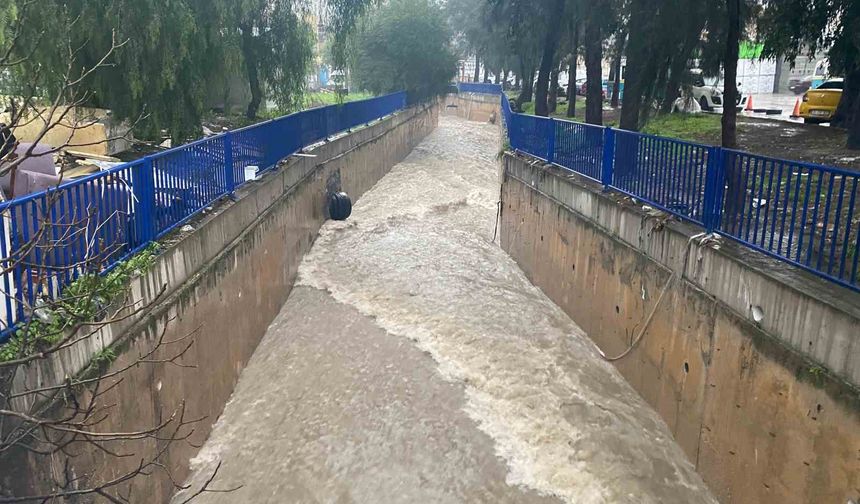 İzmir'de güne sağanakla başladı, yollar göle döndü