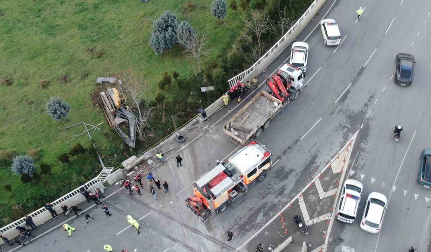 İzmir'de 'Uçan Yol'da feci kaza: 1'i ağır 3 yaralı
