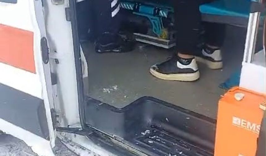 Kar engeline takılan ambulansa karayolları ekipleri yetişti