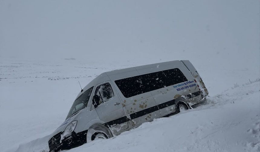 Kara saplanan minibüsteki yolcuları jandarma kurtardı