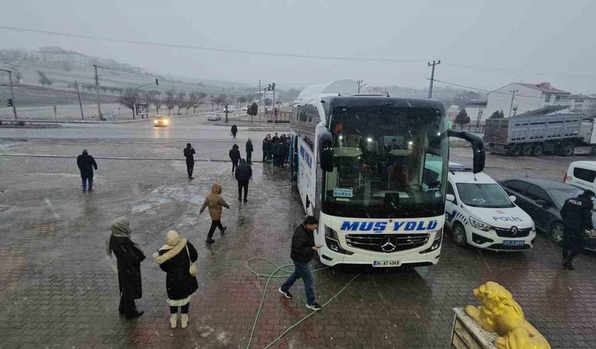 Karakoçan'da Muş-Bursa seferini yapan yolcu otobüsüne saldırı