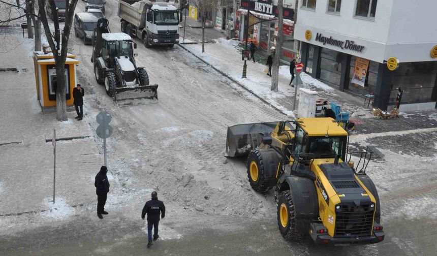 Kars Belediyesi'nden yoğun kar mesaisi: Caddeler temizleniyor