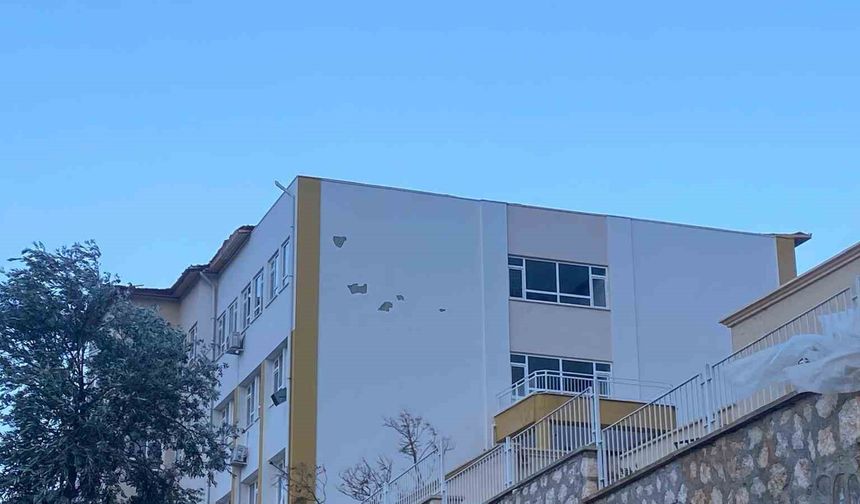 Kaş'ta fırtına bir okulun çatısına zarar verdi