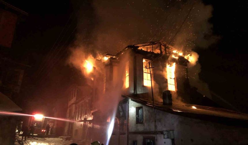 Kastamonu'da üç katlı tarihi konak yangında küle döndü