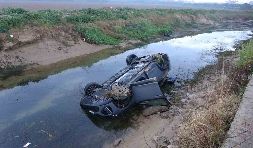 Kayganlaşan yolda kontrolden çıkan araç kanala uçtu