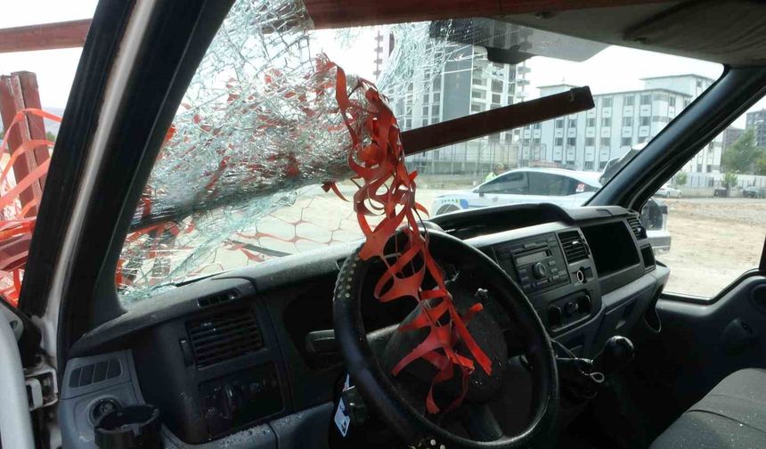 Kazada kafasına demir korkuluk saplanan sürücü kurtarılamadı