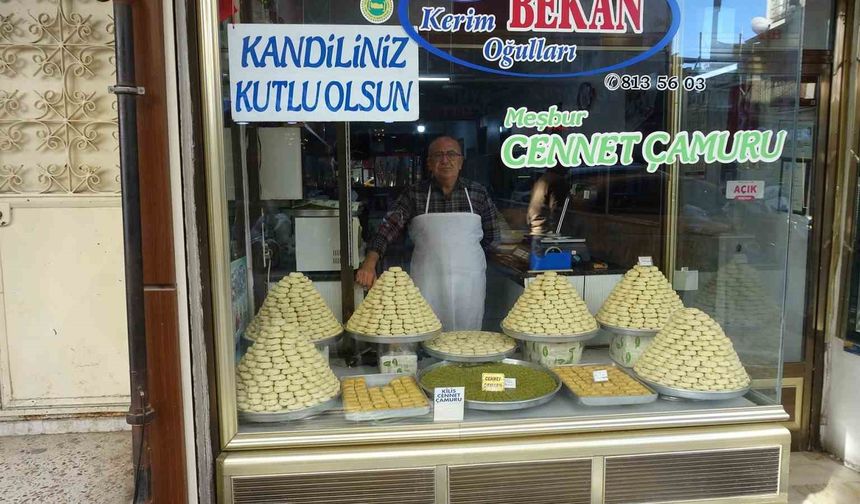 Kilis'e özgü kurabiyeler kandillerde dağıtılıyor