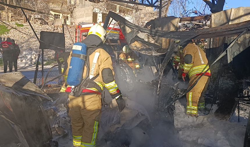 Konteyner çarşıda yangın: 3 konteyner ile 3 araç kül oldu