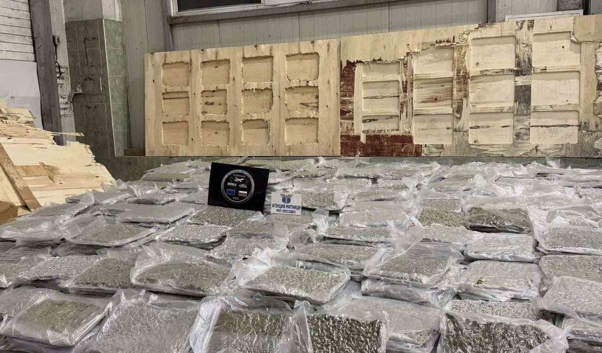 Kontrplaklar arasına gizlenen 700 kilo esrar sınırda ele geçirildi