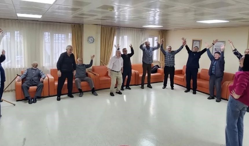 Kütahya Huzurevi'nde 'Kahkaha Yogası' etkinliği