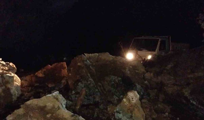 Marmaris'te dev kayalar orman yolunu kapattı