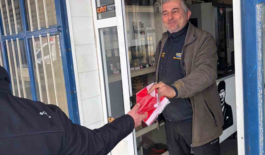 Muğla Büyükşehir Belediyesi Türk Bayrağı dağıtarak dayanışma mesajı verdi