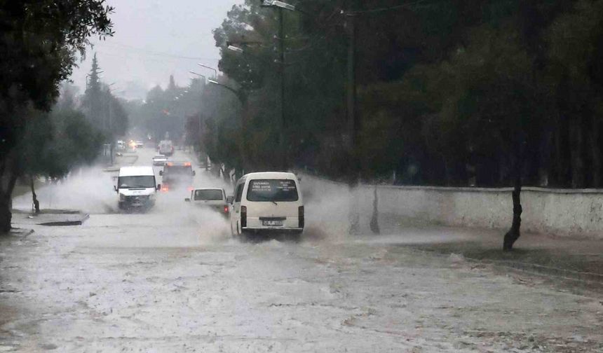 Muğla'da sağanak yağış etkili oluyor