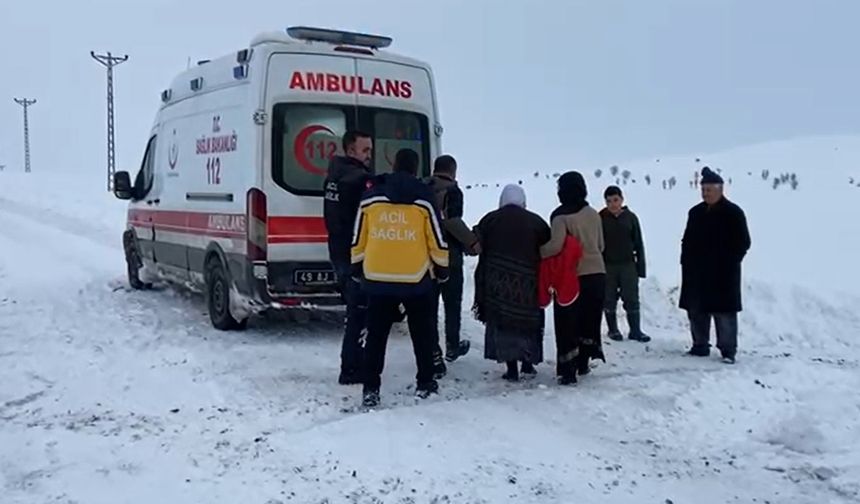 Muş'ta hasta, ambulansa iş makinesiyle ulaştırıldı