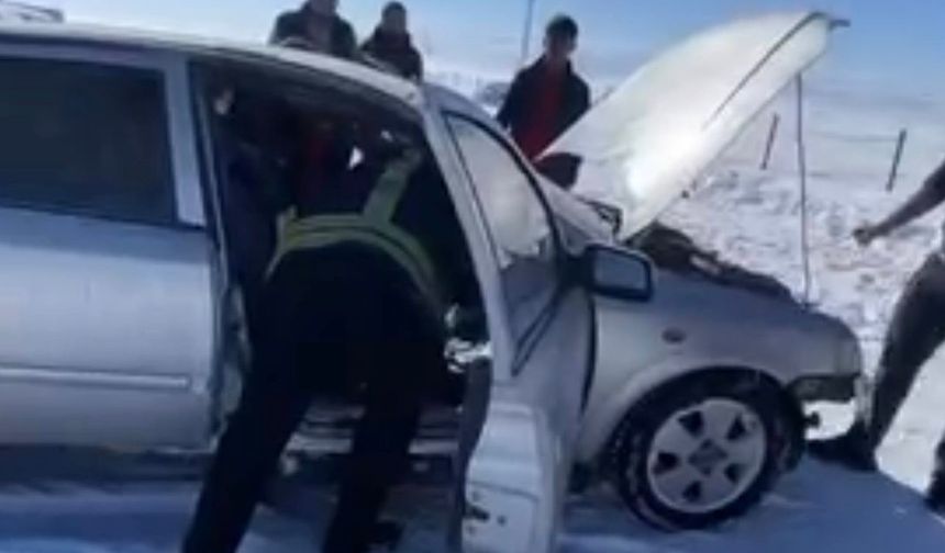 Muş'ta seyir halindeki otomobil alev aldı