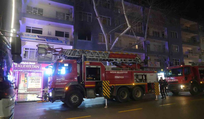 Niğde'de apartman dairesindeki ofiste yangın çıktı