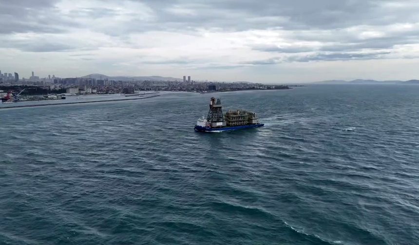 Osman Gazi yüzer üretim platformunun parçaları ile Yıldırım Sondaj Gemisi'nin kulesini taşıyan dev platform gemisi İstanbul Boğazı'ndan geçiyor.