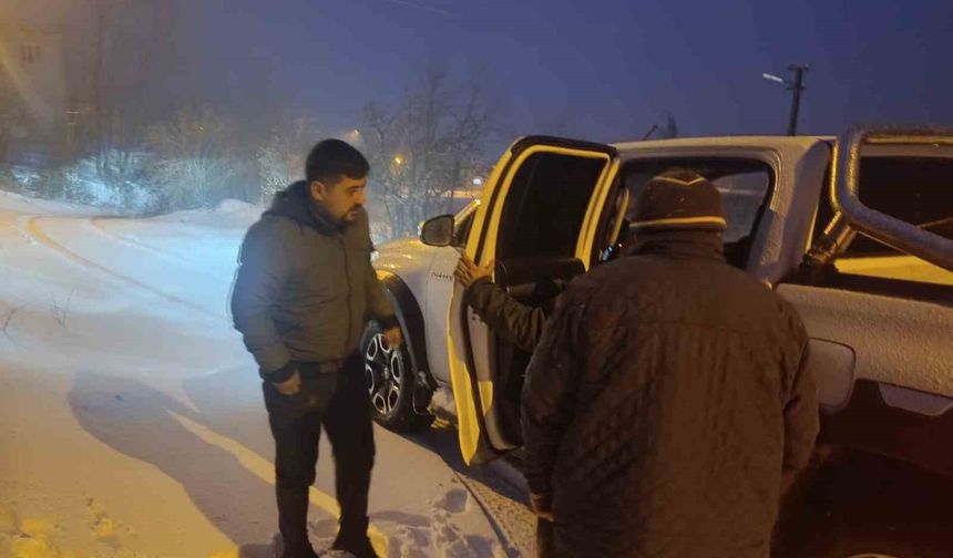 Osmaniye'de karda mahsur kalan iki kadını ekipler kurtardı