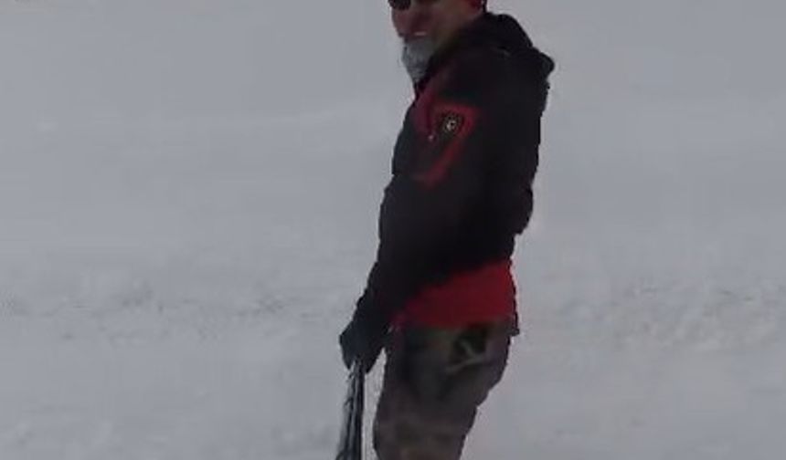 Palandöken'e gidemeyen kayak tutkunları köy yolunu piste çevirdi