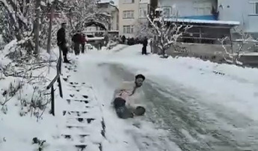 Poşetle kayan gençler hızını alamayarak bahçeye uçtu