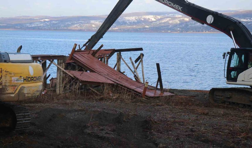 Sapanca gölü kıyısında kaçak yapıların yıkımına başlandı